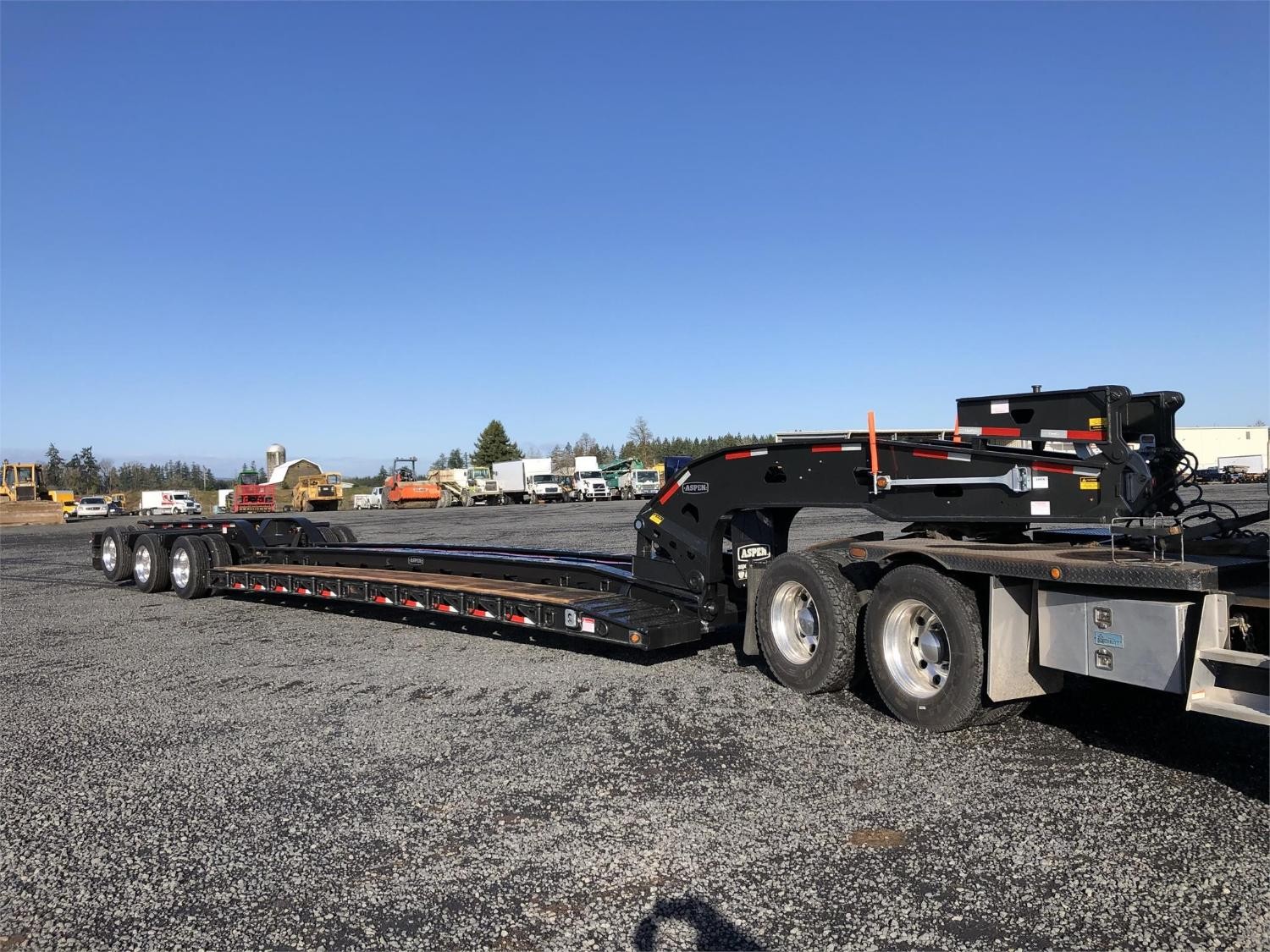Detachable-neck lowbed